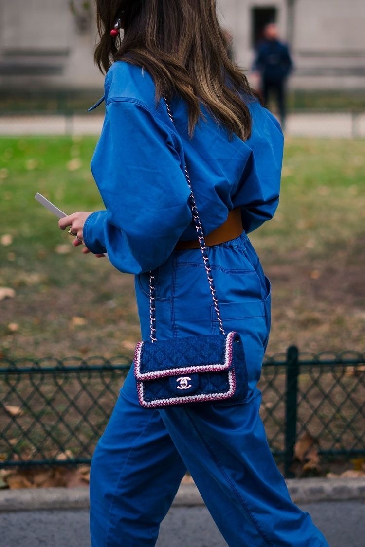 μοντέλο με μπλε τσάντα 