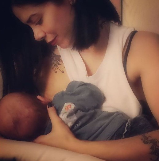 Η Τζο Λαζοπούλου θηλάζει το μωρό της