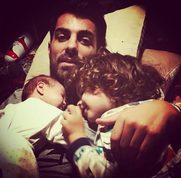 Ο Στέλιος Χανταμπάκης με τα παιδιά του στο κρεβάτι αγκαλιά