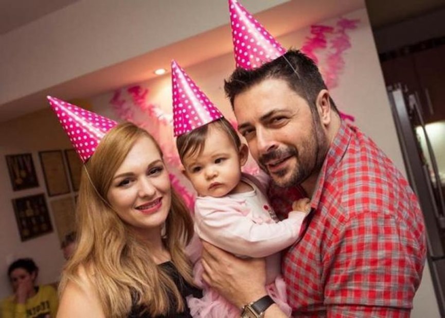 Ο Γιώργος Χειμωνέτος ποζάρει σε εορταστική διάθεση με τη σύζυγο και την κόρη του
