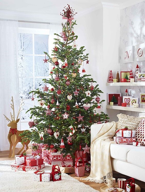 Χριστουγεννιάτικο δέντρο σε αποχρώσεις κόκκινου και λευκού χρώματος