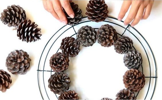 DIY: Δημιουργούμε ένα χριστουγεννιάτικο στεφάνι από κουκουνάρια
