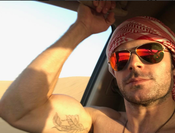 O Zac Efron με γυαλιά ηλίου στην έρημο